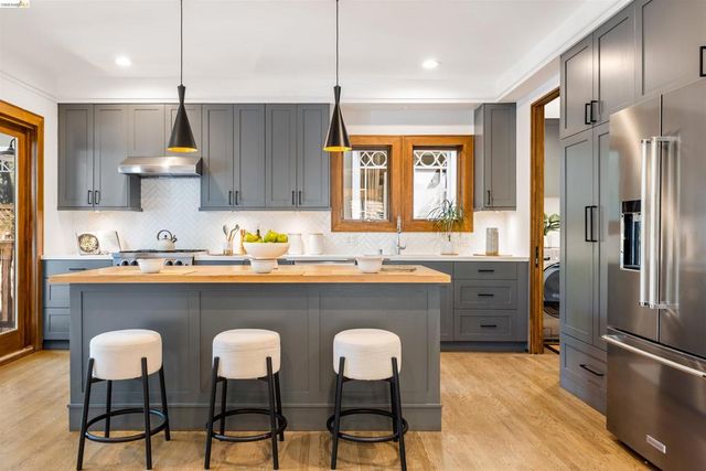 3208 Claremont Ave, Berkeley, CA 94705