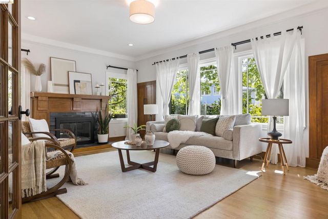 3208 Claremont Ave, Berkeley, CA 94705