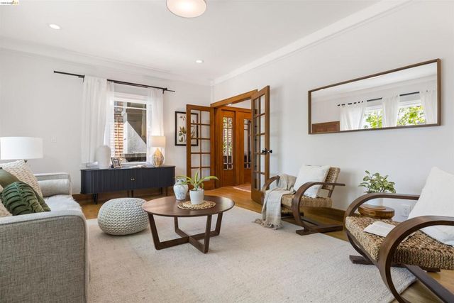 3208 Claremont Ave, Berkeley, CA 94705