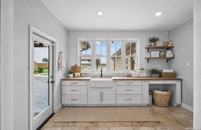 622 N Dickson, Poth, TX 78147