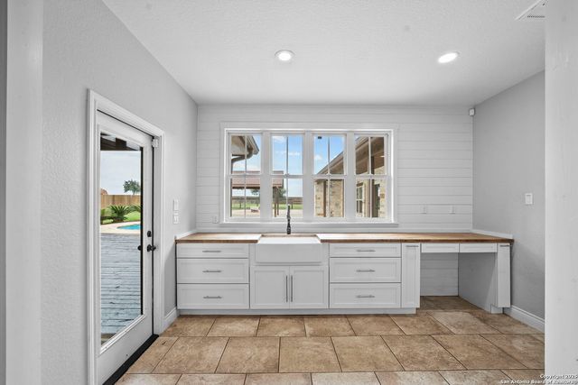 622 N Dickson, Poth, TX 78147