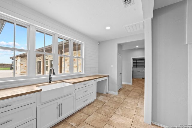 622 N Dickson, Poth, TX 78147