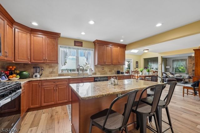 17 Rosenbrook Dr, Lincoln Park Boro, NJ 07035