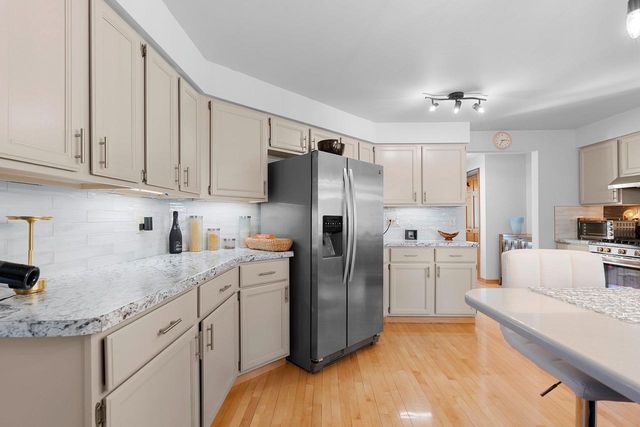 1831 S MAYFAIR DRIVE, Appleton, WI 54914