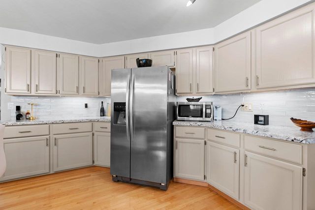 1831 S MAYFAIR DRIVE, Appleton, WI 54914