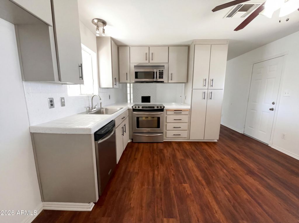 Image 22 of property listing at 3615 W AUGUSTA Avenue, Phoenix, AZ 85051