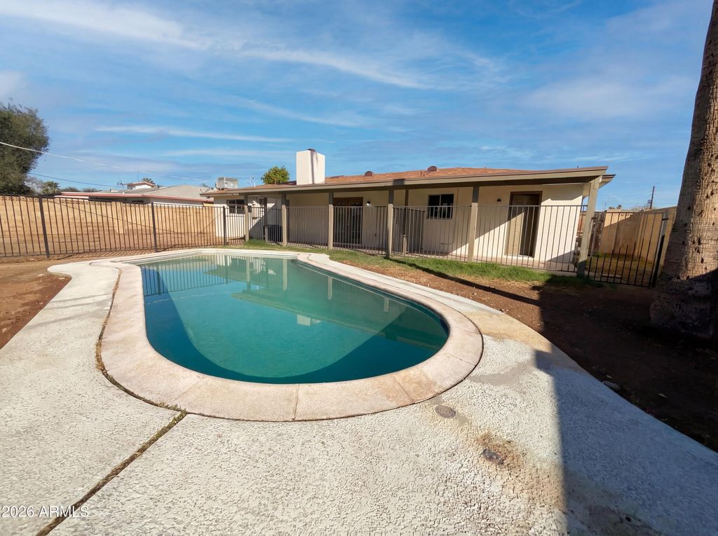 Image 5 of property listing at 3615 W AUGUSTA Avenue, Phoenix, AZ 85051