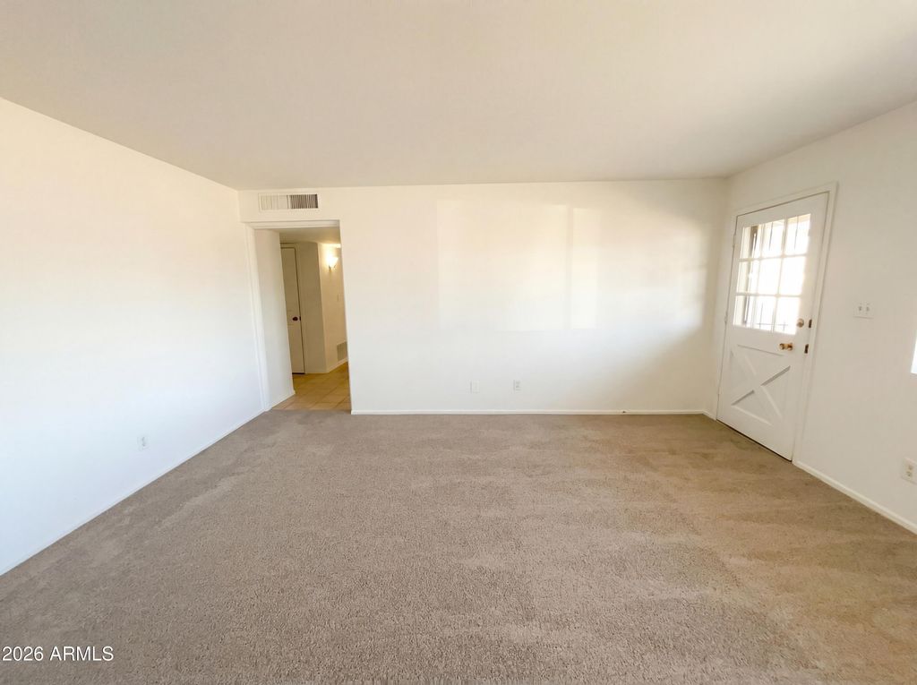 Image 8 of property listing at 3615 W AUGUSTA Avenue, Phoenix, AZ 85051