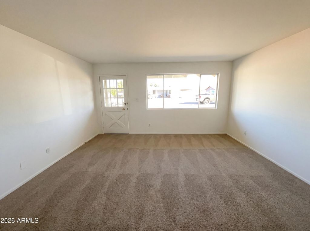 Image 9 of property listing at 3615 W AUGUSTA Avenue, Phoenix, AZ 85051