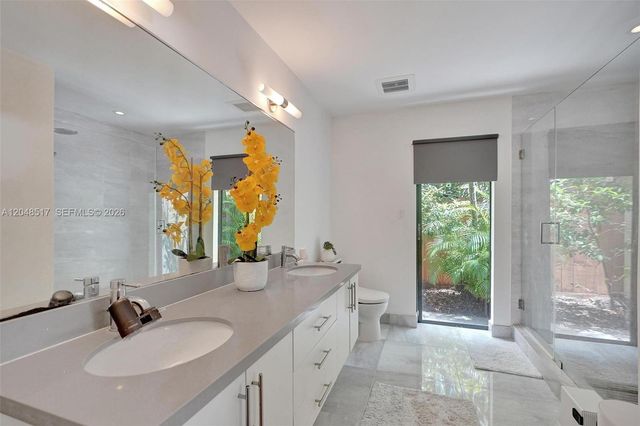 20475 NE 10th Place, Miami, FL 33179