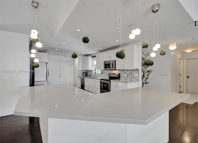 20475 NE 10th Place, Miami, FL 33179
