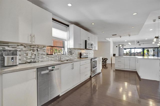 20475 NE 10th Place, Miami, FL 33179