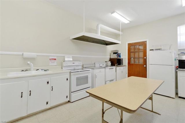 1228 Todds LN, Hampton, VA 23666