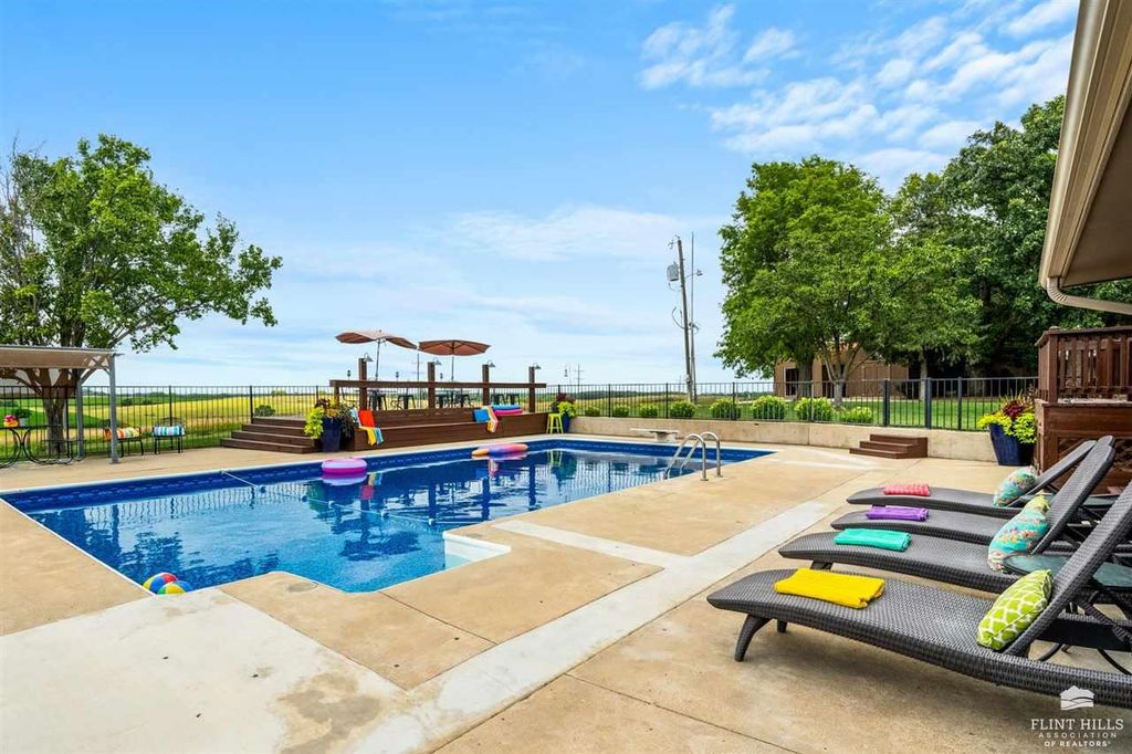 1581 Navajo Road, Clay Center, KS 67432