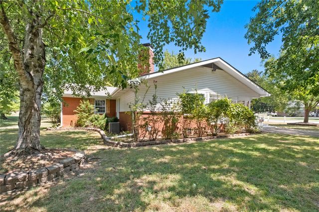 2202 University Street, Siloam Springs, AR 72761