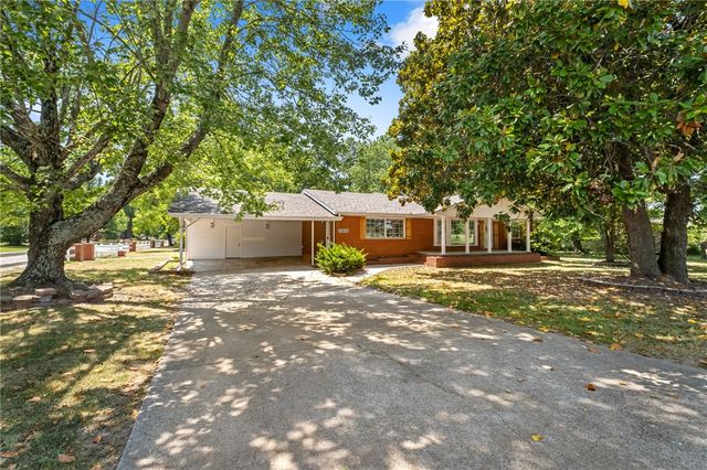 2202 University Street, Siloam Springs, AR 72761