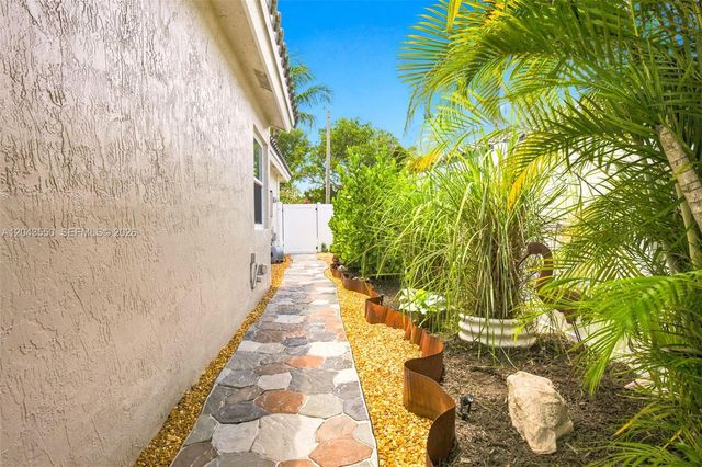 5830 SW 102nd Ave, Cooper City, FL 33328