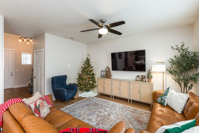 1083 W STONEHAVEN DR, North Salt Lake, UT 84054