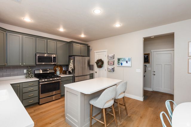 1083 W STONEHAVEN DR, North Salt Lake, UT 84054