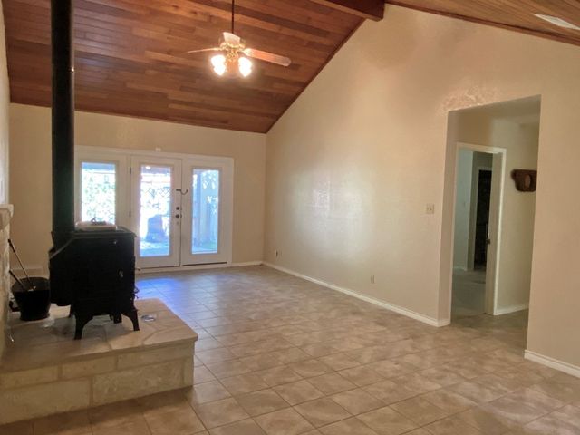 802 Lois St, Kerrville, TX 78028