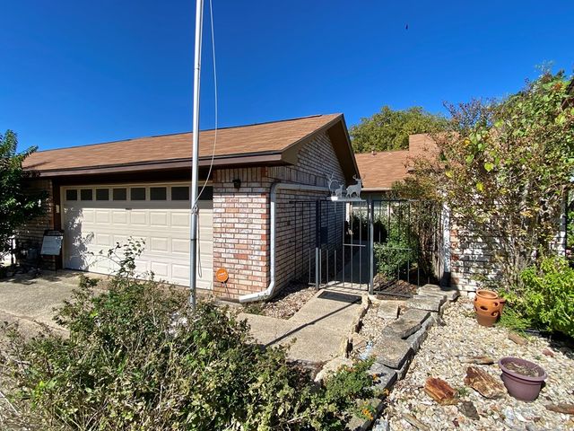 802 Lois St, Kerrville, TX 78028