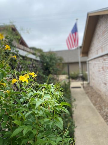 802 Lois St, Kerrville, TX 78028