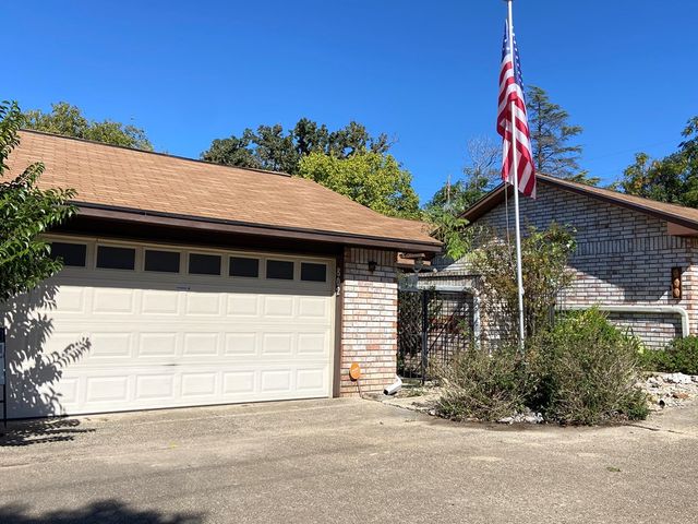 802 Lois St, Kerrville, TX 78028