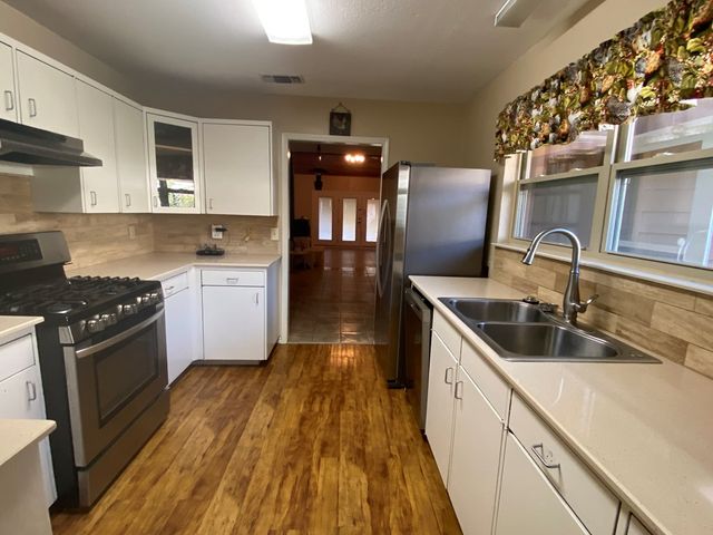 802 Lois St, Kerrville, TX 78028