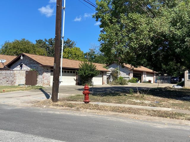 802 Lois St, Kerrville, TX 78028