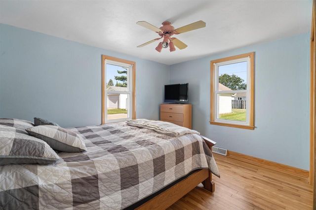 1352 W COMMERCIAL STREET, Appleton, WI 54914
