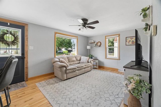 1352 W COMMERCIAL STREET, Appleton, WI 54914