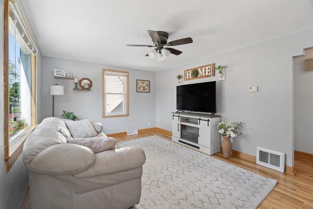 1352 W COMMERCIAL STREET, Appleton, WI 54914