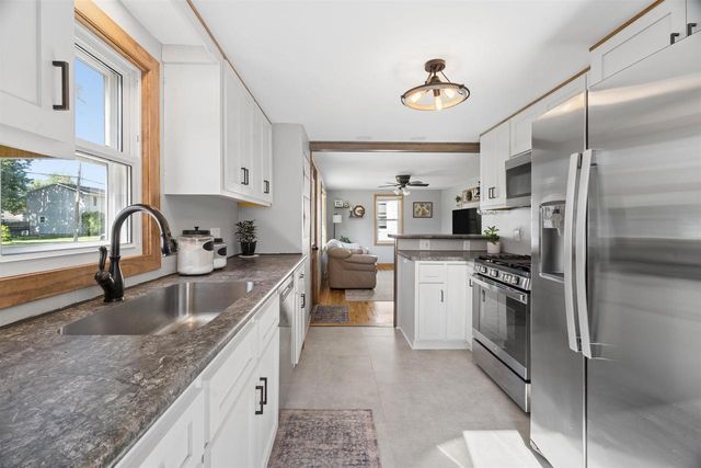 1352 W COMMERCIAL STREET, Appleton, WI 54914
