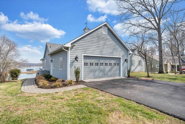 110 Windward DR, Moneta, VA 24121