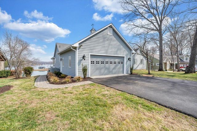 110 Windward DR, Moneta, VA 24121