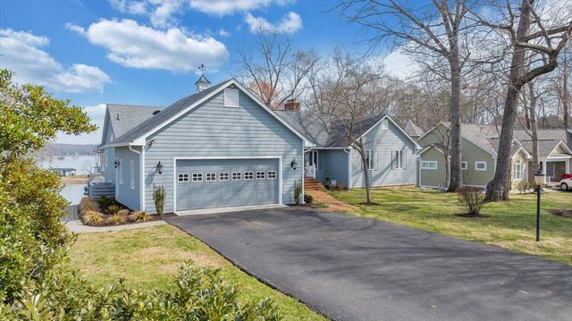 110 Windward DR, Moneta, VA 24121