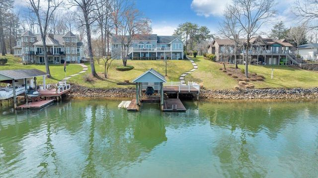 110 Windward DR, Moneta, VA 24121