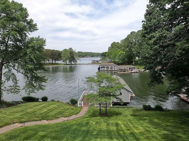 110 Windward DR, Moneta, VA 24121