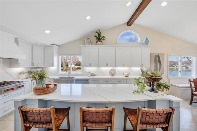 110 Windward DR, Moneta, VA 24121