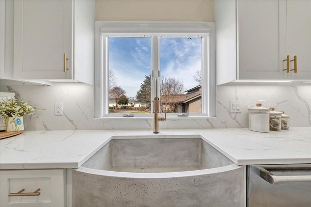 110 Windward DR, Moneta, VA 24121