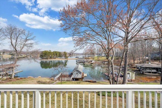 110 Windward DR, Moneta, VA 24121