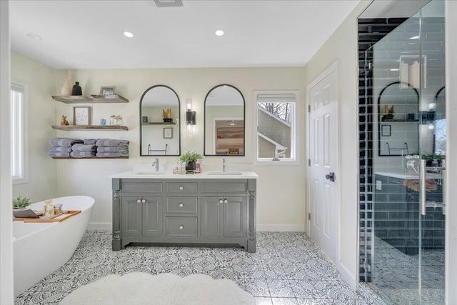 110 Windward DR, Moneta, VA 24121