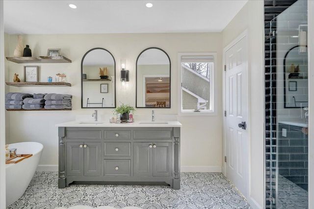 110 Windward DR, Moneta, VA 24121