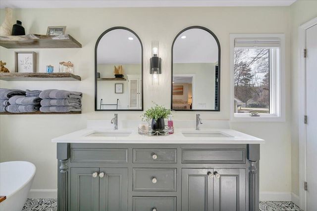 110 Windward DR, Moneta, VA 24121