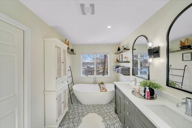 110 Windward DR, Moneta, VA 24121