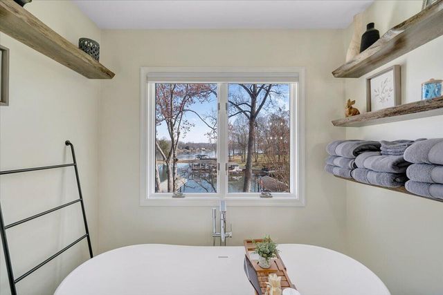 110 Windward DR, Moneta, VA 24121