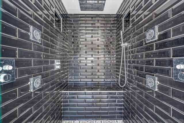 110 Windward DR, Moneta, VA 24121