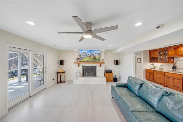 110 Windward DR, Moneta, VA 24121