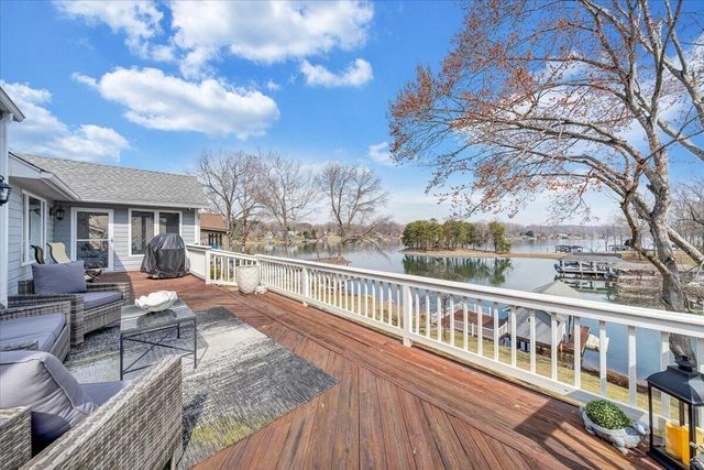 110 Windward DR, Moneta, VA 24121