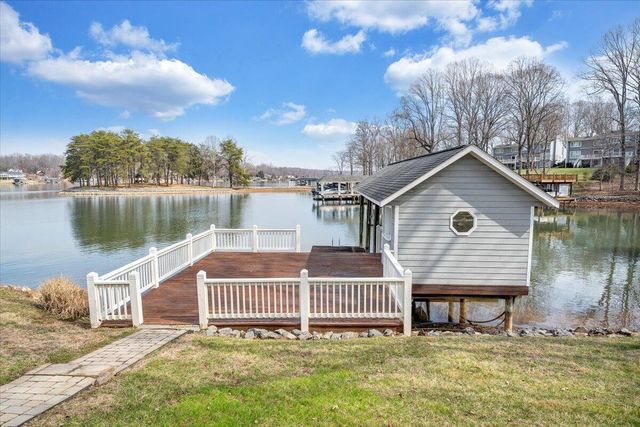 110 Windward DR, Moneta, VA 24121